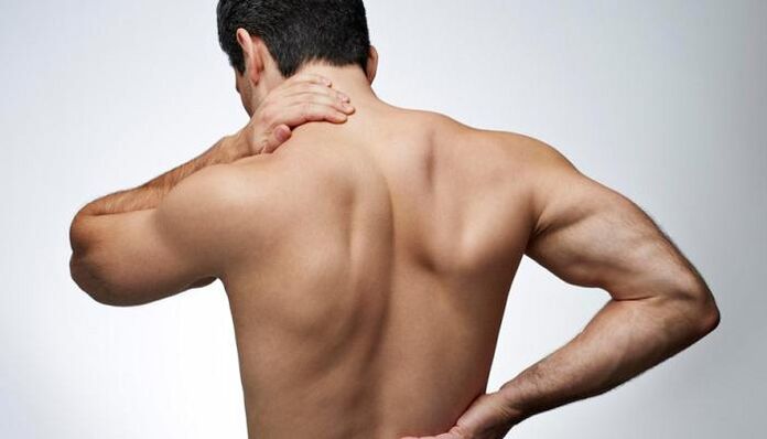 Ein Zwischenwirbelbruch äußert sich in Rückenschmerzen und trägt zur Verschlechterung der Potenz bei